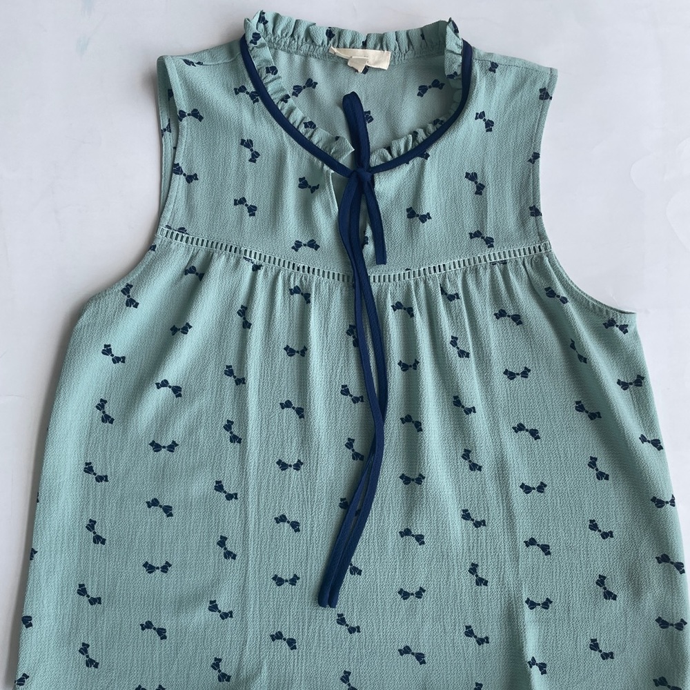Sleeveless bow tie mint blouse with bow print.